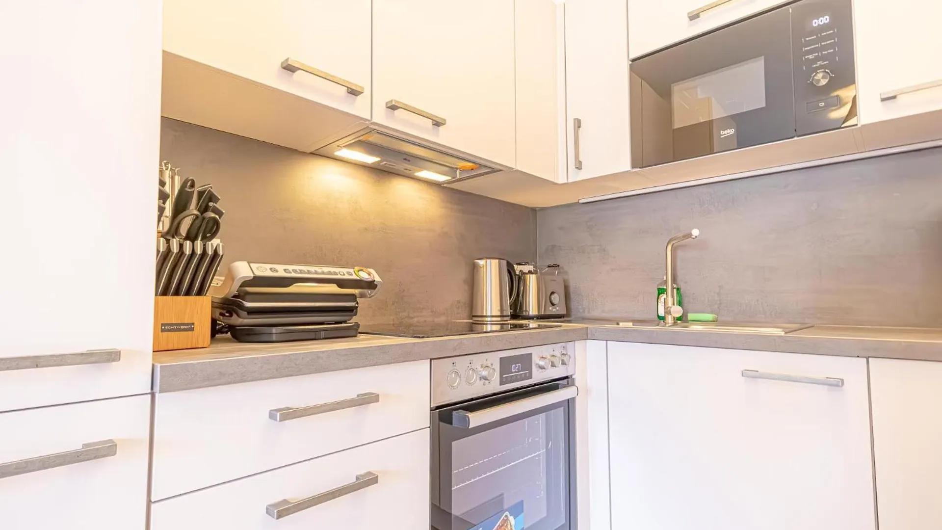 شقة 9 Min To Center, Modern 1Br & 1Lr Apt With Balcony & Smart Tv فيينا