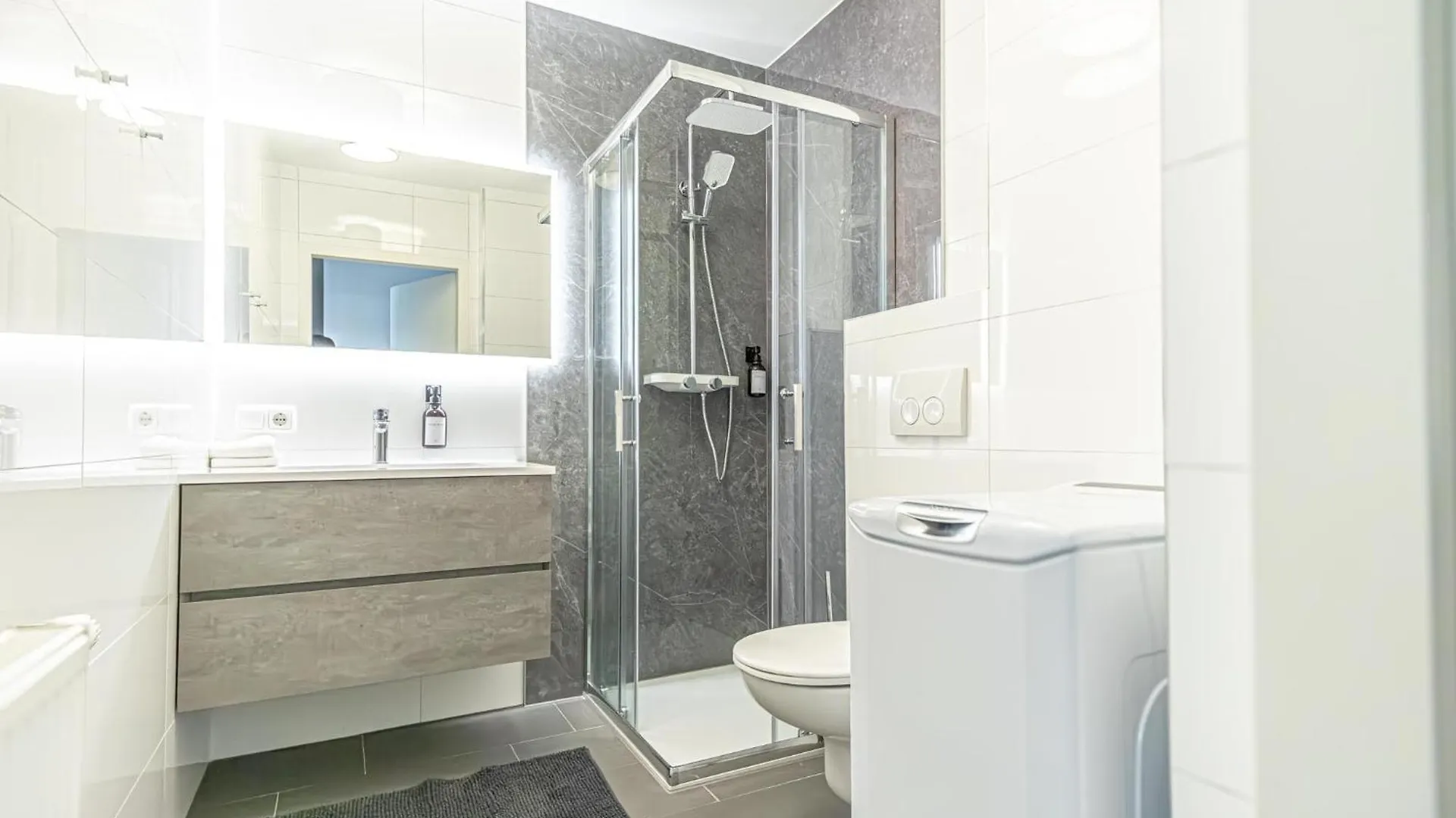 9 Min To Center, Modern 1Br & 1Lr Apt With Balcony & Smart Tv فيينا شقة