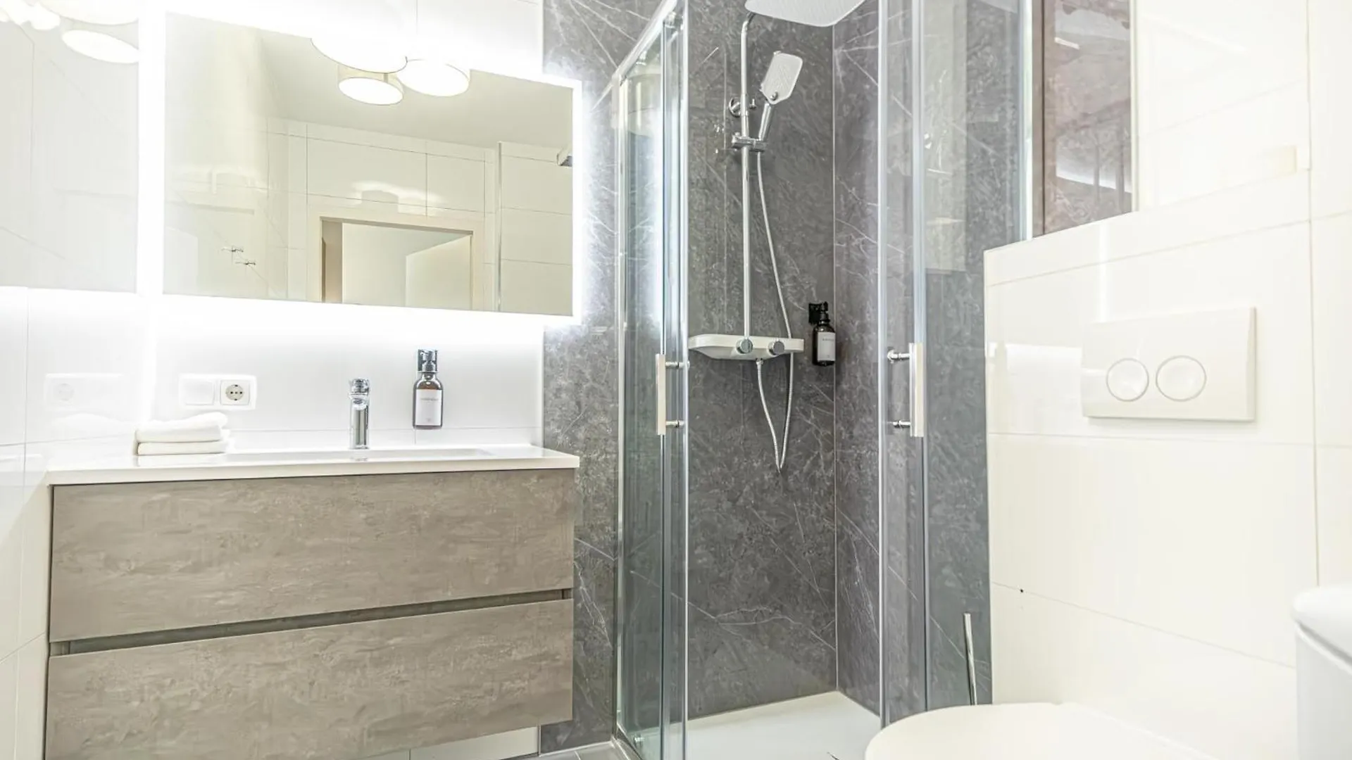 9 Min To Center, Modern 1Br & 1Lr Apt With Balcony & Smart Tv فيينا