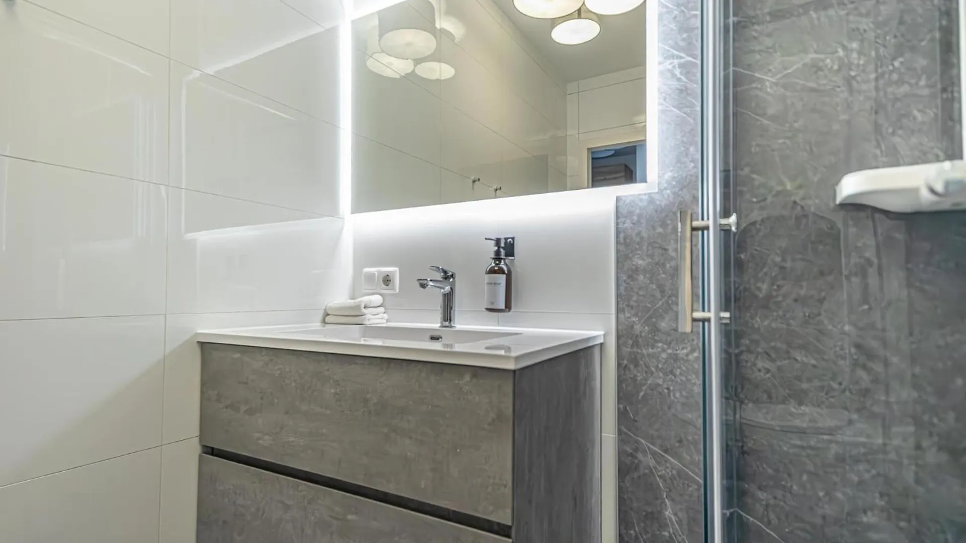 9 Min To Center, Modern 1Br & 1Lr Apt With Balcony & Smart Tv فيينا