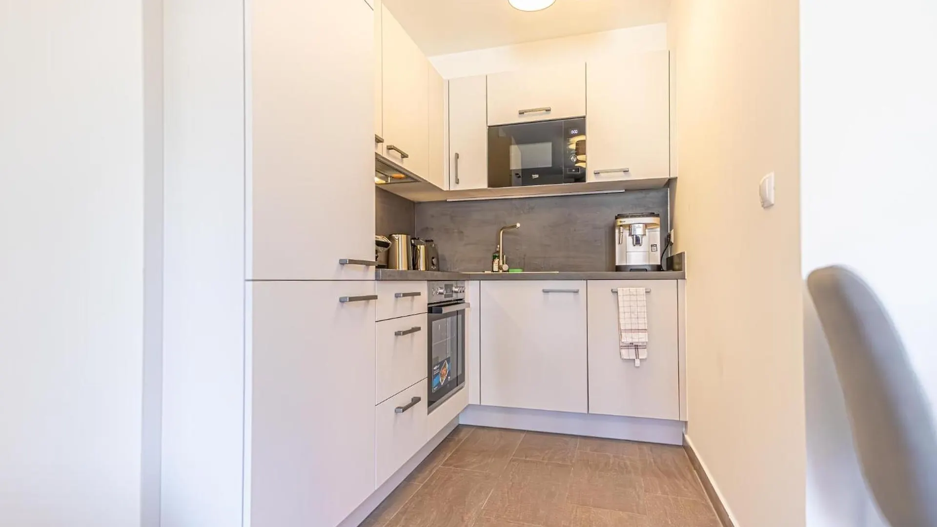 9 Min To Center, Modern 1Br & 1Lr Apt With Balcony & Smart Tv فيينا شقة